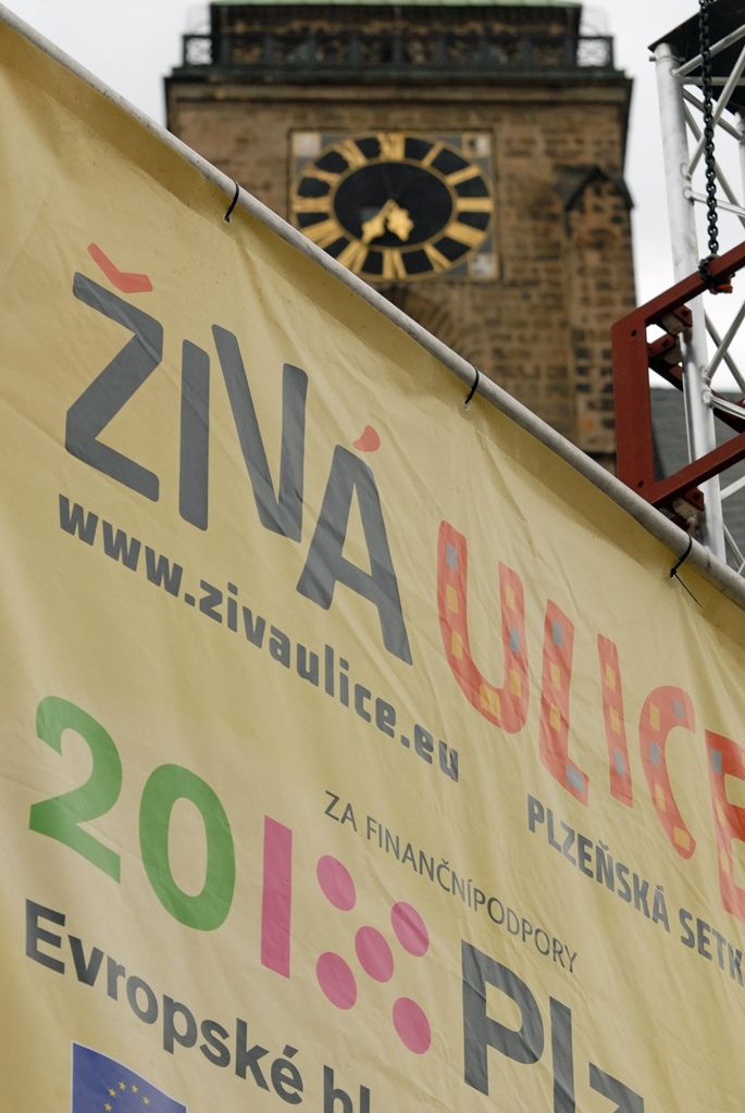 Včera odpoledne se naplno rozjel program multižánrového festivalu Živá ulice. Sedmidenní maraton na sedmi pódiích v centru města oficiálně zahájila náměstkyně primátora Eva Herinková společně s ředitelem společnosti Plzeň 2015 Jiřím Suchánkem a ředitelem Živé ulice Jakubem Vedralem. V programu zaujal známý V.O.S.A. Theater s představením osmi performerů, dvou hudebníků a železné válcové konstrukce. (foto: 11.8.2014)