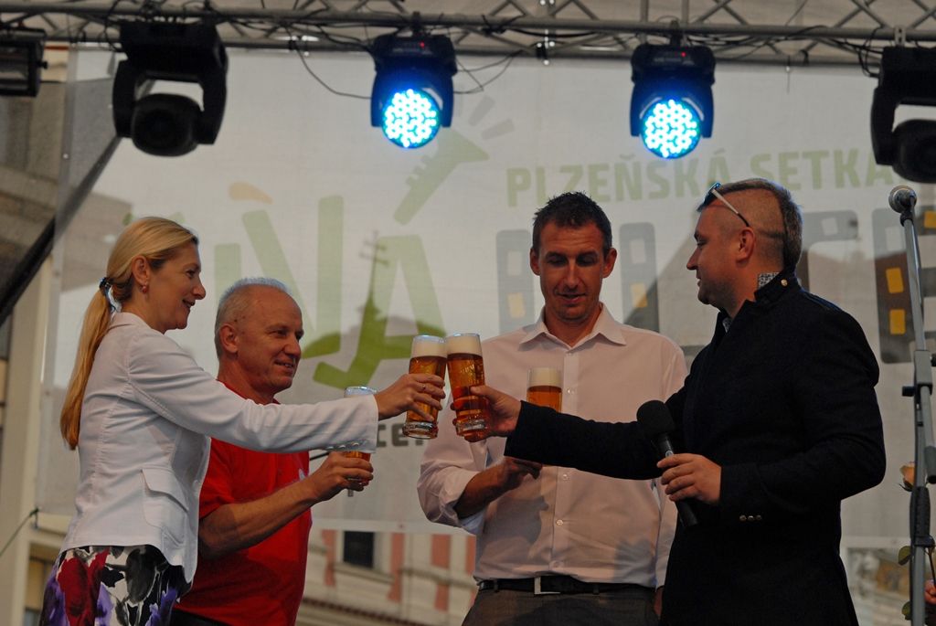 Včera odpoledne se naplno rozjel program multižánrového festivalu Živá ulice. Sedmidenní maraton na sedmi pódiích v centru města oficiálně zahájila náměstkyně primátora Eva Herinková společně s ředitelem společnosti Plzeň 2015 Jiřím Suchánkem a ředitelem Živé ulice Jakubem Vedralem. V programu zaujal známý V.O.S.A. Theater s představením osmi performerů, dvou hudebníků a železné válcové konstrukce. (foto: 11.8.2014)