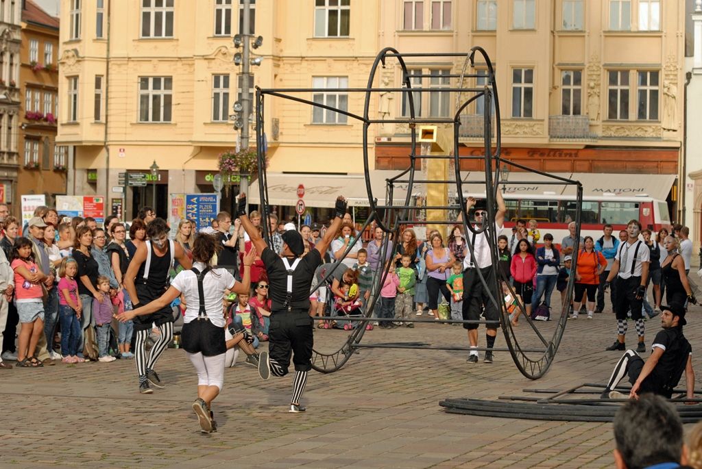 Včera odpoledne se naplno rozjel program multižánrového festivalu Živá ulice. Sedmidenní maraton na sedmi pódiích v centru města oficiálně zahájila náměstkyně primátora Eva Herinková společně s ředitelem společnosti Plzeň 2015 Jiřím Suchánkem a ředitelem Živé ulice Jakubem Vedralem. V programu zaujal známý V.O.S.A. Theater s představením osmi performerů, dvou hudebníků a železné válcové konstrukce. (foto: 11.8.2014)
