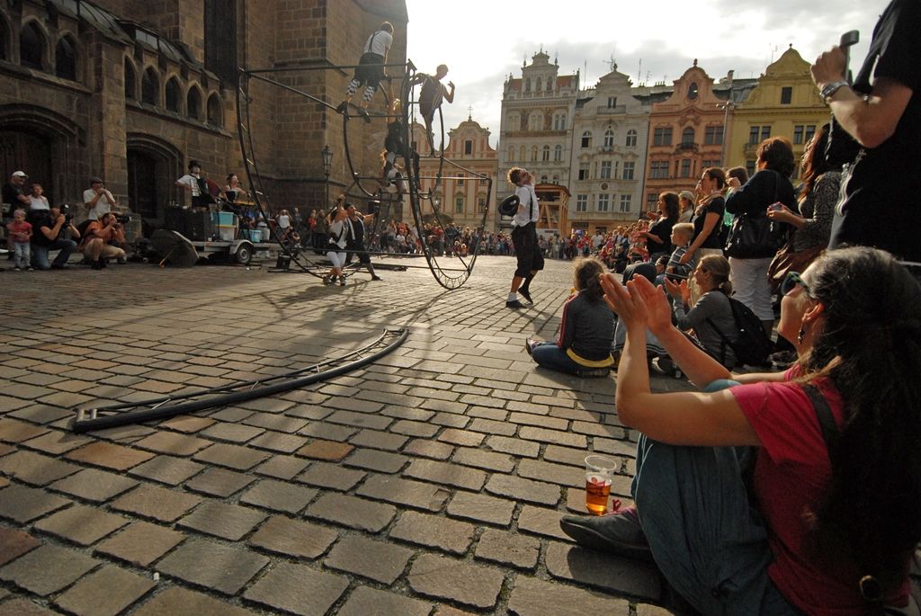 Včera odpoledne se naplno rozjel program multižánrového festivalu Živá ulice. Sedmidenní maraton na sedmi pódiích v centru města oficiálně zahájila náměstkyně primátora Eva Herinková společně s ředitelem společnosti Plzeň 2015 Jiřím Suchánkem a ředitelem Živé ulice Jakubem Vedralem. V programu zaujal známý V.O.S.A. Theater s představením osmi performerů, dvou hudebníků a železné válcové konstrukce. (foto: 11.8.2014)