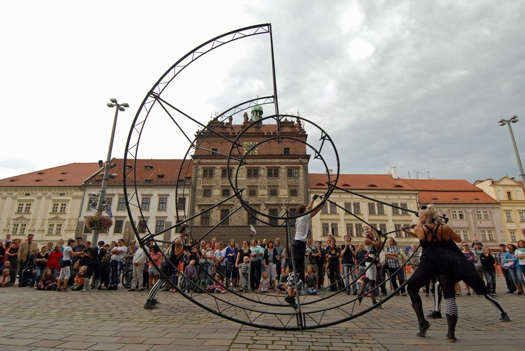 Včera odpoledne se naplno rozjel program multižánrového festivalu Živá ulice. Sedmidenní maraton na sedmi pódiích v centru města oficiálně zahájila náměstkyně primátora Eva Herinková společně s ředitelem společnosti Plzeň 2015 Jiřím Suchánkem a ředitelem Živé ulice Jakubem Vedralem. V programu zaujal známý V.O.S.A. Theater s představením osmi performerů, dvou hudebníků a železné válcové konstrukce. (foto: 11.8.2014)