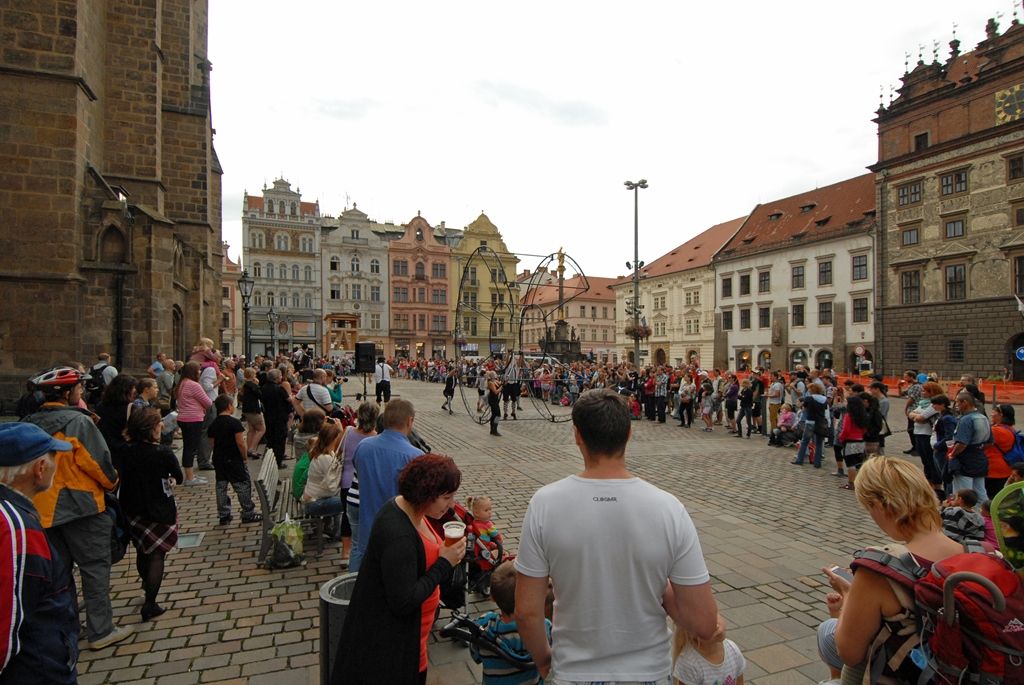 Včera odpoledne se naplno rozjel program multižánrového festivalu Živá ulice. Sedmidenní maraton na sedmi pódiích v centru města oficiálně zahájila náměstkyně primátora Eva Herinková společně s ředitelem společnosti Plzeň 2015 Jiřím Suchánkem a ředitelem Živé ulice Jakubem Vedralem. V programu zaujal známý V.O.S.A. Theater s představením osmi performerů, dvou hudebníků a železné válcové konstrukce. (foto: 11.8.2014)
