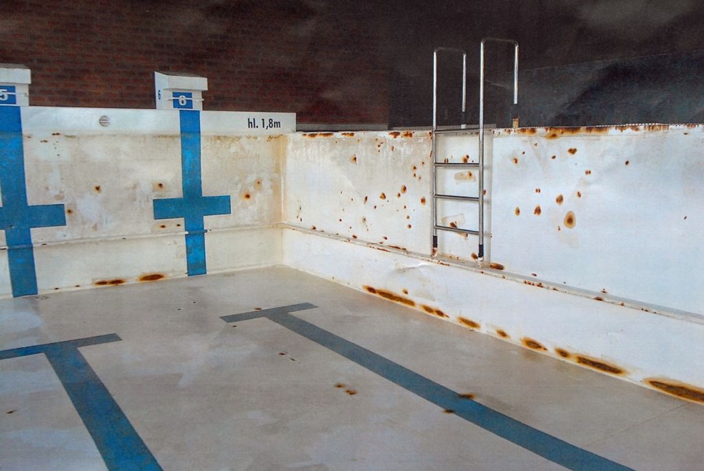 Starý povrch vany bazénu