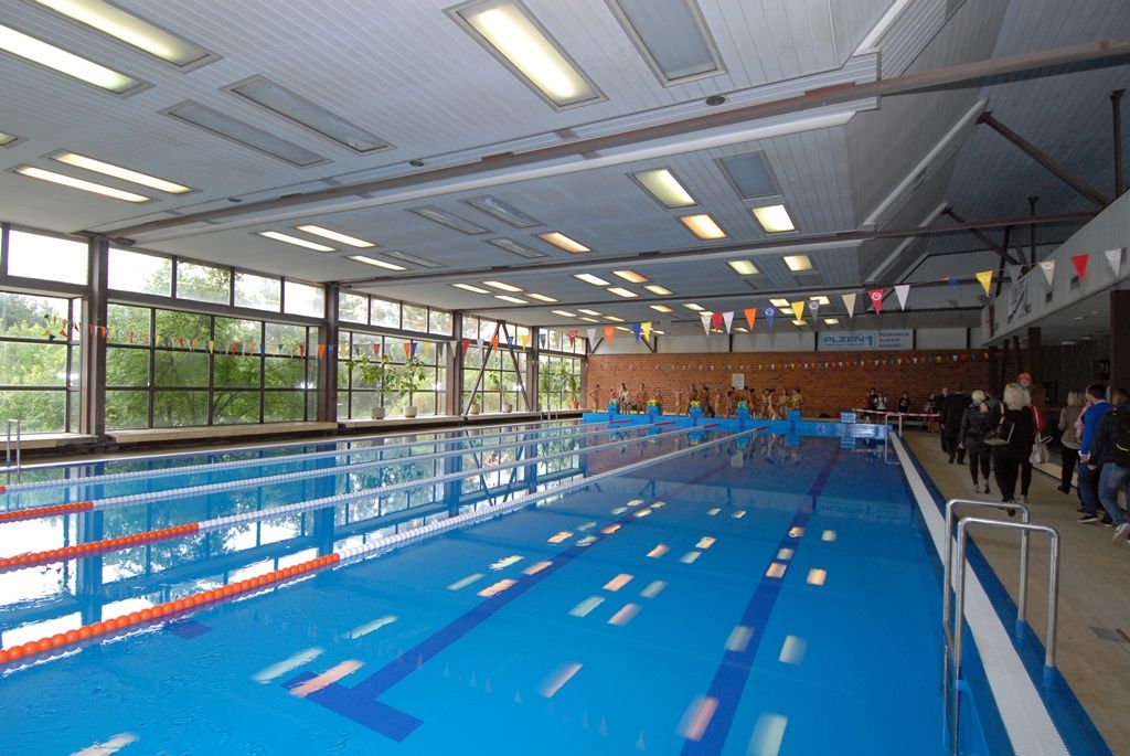 Po téměř 30 letech se podařilo zrekonstruovat ocelovou vanu vnitřního bazénu na Lochotíně. Projekt financovaný z městského rozpočtu si vyžádal 1,6 milionu korun bez DPH. Práce se realizovaly během letních měsíců a využita při nich byla nová technologie. Nanesením polyurey na podklad byla vytvořena vrstva s vynikající přilnavostí, odolná vůči korozi a dalším chemickým, teplotním i mechanickým vlivům. Předpokládaná životnost nového povrchu by měla přesáhnout dobu deseti let. (foto: 27.8.2014)