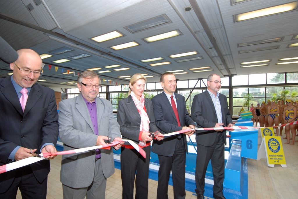 Po téměř 30 letech se podařilo zrekonstruovat ocelovou vanu vnitřního bazénu na Lochotíně. Projekt financovaný z městského rozpočtu si vyžádal 1,6 milionu korun bez DPH. Práce se realizovaly během letních měsíců a využita při nich byla nová technologie. Nanesením polyurey na podklad byla vytvořena vrstva s vynikající přilnavostí, odolná vůči korozi a dalším chemickým, teplotním i mechanickým vlivům. Předpokládaná životnost nového povrchu by měla přesáhnout dobu deseti let. (foto: 27.8.2014)