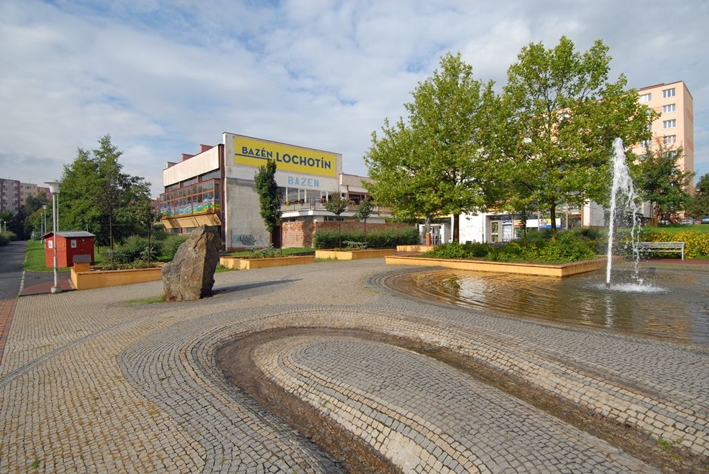 Po téměř 30 letech se podařilo zrekonstruovat ocelovou vanu vnitřního bazénu na Lochotíně. Projekt financovaný z městského rozpočtu si vyžádal 1,6 milionu korun bez DPH. Práce se realizovaly během letních měsíců a využita při nich byla nová technologie. Nanesením polyurey na podklad byla vytvořena vrstva s vynikající přilnavostí, odolná vůči korozi a dalším chemickým, teplotním i mechanickým vlivům. Předpokládaná životnost nového povrchu by měla přesáhnout dobu deseti let. (foto: 27.8.2014)