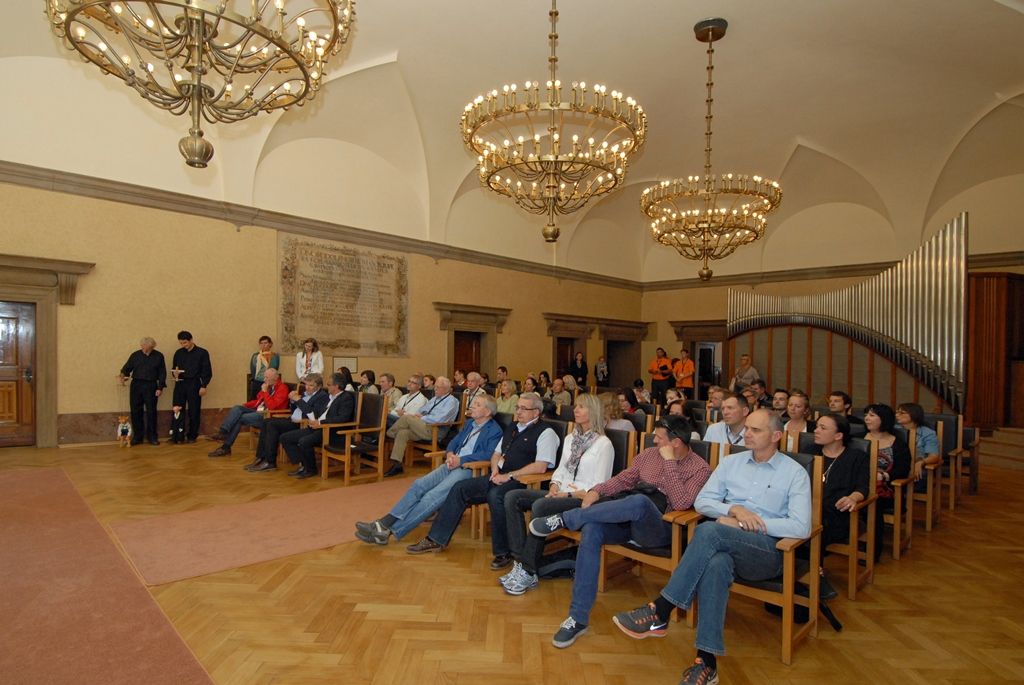 U příležitosti 64. konference Mezinárodní asociace vědeckých expertů v cestovním ruchu AIEST přijala účastníky náměstkyně primátora Eva Herinková v historické budově plzeňské radnice. Tématem letošní konference se stal pokrok ve výzkumu v cestovním ruchu, perspektiva aktérů, institucí a systémů. Účastníci se na přednáškách seznámili s historií a cestovním ruchem v Plzeňském a Karlovarském kraji, měli možnost prohlédnout si centra obou krajských měst, relikviář a botanickou zahradu v Bečově nad Teplou, v Plzni navštívili Plzeňský Prazdroj, prostory Staré synagogy a Loosovy interiéry. (foto: 27.8.2014)