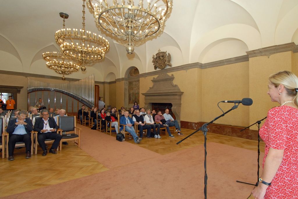 U příležitosti 64. konference Mezinárodní asociace vědeckých expertů v cestovním ruchu AIEST přijala účastníky náměstkyně primátora Eva Herinková v historické budově plzeňské radnice. Tématem letošní konference se stal pokrok ve výzkumu v cestovním ruchu, perspektiva aktérů, institucí a systémů. Účastníci se na přednáškách seznámili s historií a cestovním ruchem v Plzeňském a Karlovarském kraji, měli možnost prohlédnout si centra obou krajských měst, relikviář a botanickou zahradu v Bečově nad Teplou, v Plzni navštívili Plzeňský Prazdroj, prostory Staré synagogy a Loosovy interiéry. (foto: 27.8.2014)