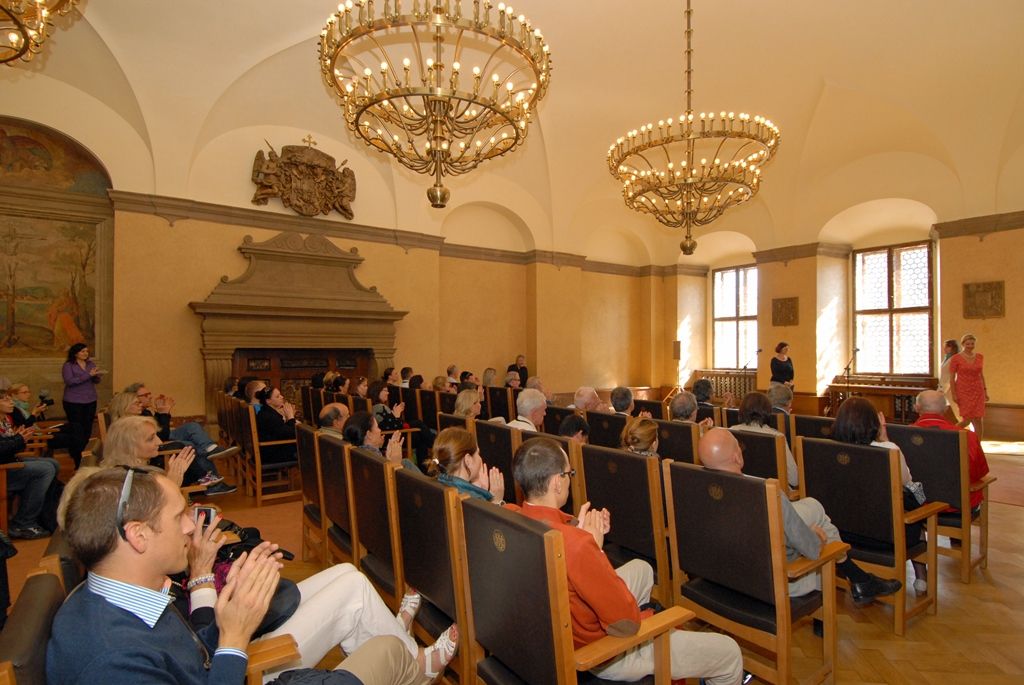 U příležitosti 64. konference Mezinárodní asociace vědeckých expertů v cestovním ruchu AIEST přijala účastníky náměstkyně primátora Eva Herinková v historické budově plzeňské radnice. Tématem letošní konference se stal pokrok ve výzkumu v cestovním ruchu, perspektiva aktérů, institucí a systémů. Účastníci se na přednáškách seznámili s historií a cestovním ruchem v Plzeňském a Karlovarském kraji, měli možnost prohlédnout si centra obou krajských měst, relikviář a botanickou zahradu v Bečově nad Teplou, v Plzni navštívili Plzeňský Prazdroj, prostory Staré synagogy a Loosovy interiéry. (foto: 27.8.2014)