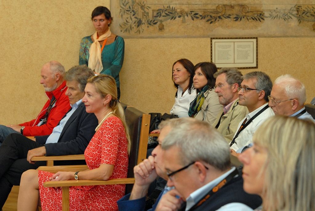 U příležitosti 64. konference Mezinárodní asociace vědeckých expertů v cestovním ruchu AIEST přijala účastníky náměstkyně primátora Eva Herinková v historické budově plzeňské radnice. Tématem letošní konference se stal pokrok ve výzkumu v cestovním ruchu, perspektiva aktérů, institucí a systémů. Účastníci se na přednáškách seznámili s historií a cestovním ruchem v Plzeňském a Karlovarském kraji, měli možnost prohlédnout si centra obou krajských měst, relikviář a botanickou zahradu v Bečově nad Teplou, v Plzni navštívili Plzeňský Prazdroj, prostory Staré synagogy a Loosovy interiéry. (foto: 27.8.2014)