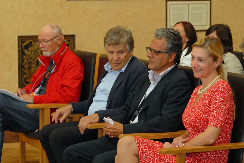 U příležitosti 64. konference Mezinárodní asociace vědeckých expertů v cestovním ruchu AIEST přijala účastníky náměstkyně primátora Eva Herinková v historické budově plzeňské radnice. Tématem letošní konference se stal pokrok ve výzkumu v cestovním ruchu, perspektiva aktérů, institucí a systémů. Účastníci se na přednáškách seznámili s historií a cestovním ruchem v Plzeňském a Karlovarském kraji, měli možnost prohlédnout si centra obou krajských měst, relikviář a botanickou zahradu v Bečově nad Teplou, v Plzni navštívili Plzeňský Prazdroj, prostory Staré synagogy a Loosovy interiéry. (foto: 27.8.2014)