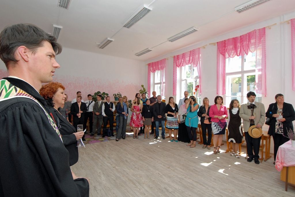 První škola v Plzeňském kraji s waldorfským výukovým systémem byla dnes (28.8.2014) slavnostně otevřena v Plzni. Waldorfská základní škola Dobromysl se nachází v bývalé školní budově v Husově ulici, kterou získala od města do výpůjčky. Waldorfská škola vychází z pedagogických zásad formulovaných rakouským filosofem, esoterikem a sociálním myslitelem Rudolfem Steinerem. Je organizována jako svobodná škola, která podporuje individuální nadání a kreativitu a snaží se zajistit všestranný rozvoj dítěte.