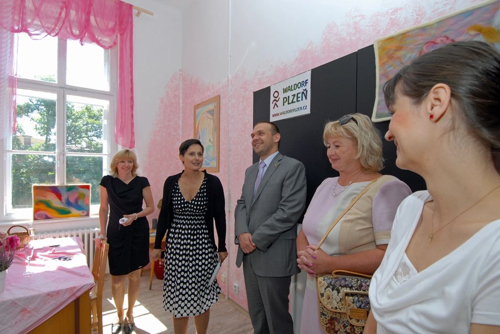 První škola v Plzeňském kraji s waldorfským výukovým systémem byla dnes (28.8.2014) slavnostně otevřena v Plzni. Waldorfská základní škola Dobromysl se nachází v bývalé školní budově v Husově ulici, kterou získala od města do výpůjčky. Waldorfská škola vychází z pedagogických zásad formulovaných rakouským filosofem, esoterikem a sociálním myslitelem Rudolfem Steinerem. Je organizována jako svobodná škola, která podporuje individuální nadání a kreativitu a snaží se zajistit všestranný rozvoj dítěte.