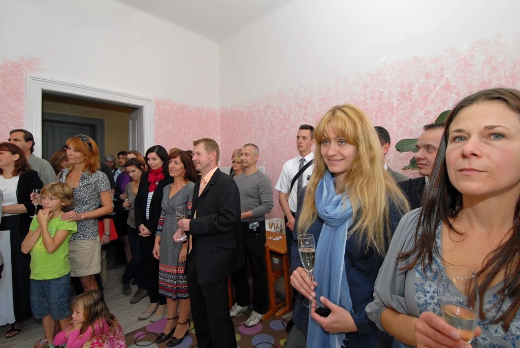 První škola v Plzeňském kraji s waldorfským výukovým systémem byla dnes (28.8.2014) slavnostně otevřena v Plzni. Waldorfská základní škola Dobromysl se nachází v bývalé školní budově v Husově ulici, kterou získala od města do výpůjčky. Waldorfská škola vychází z pedagogických zásad formulovaných rakouským filosofem, esoterikem a sociálním myslitelem Rudolfem Steinerem. Je organizována jako svobodná škola, která podporuje individuální nadání a kreativitu a snaží se zajistit všestranný rozvoj dítěte.