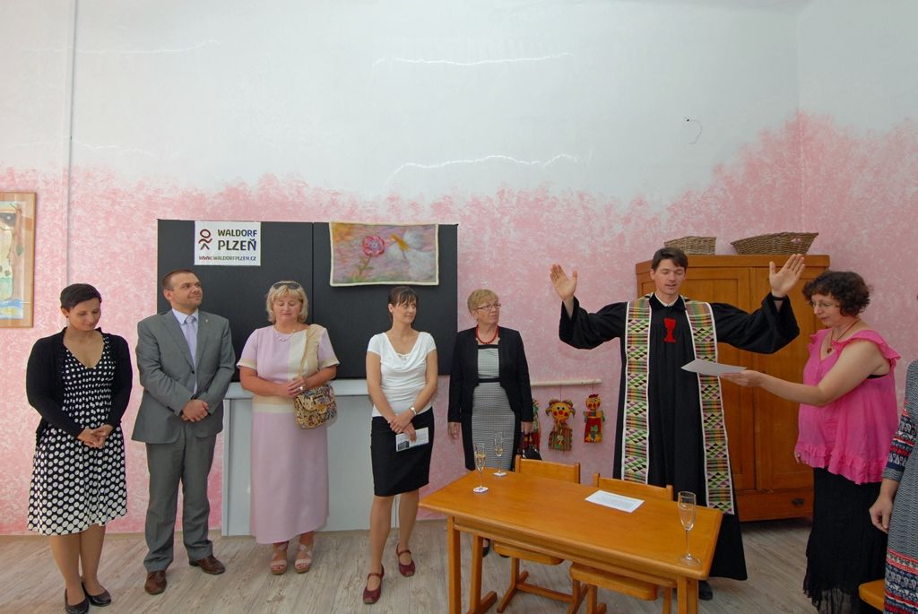 První škola v Plzeňském kraji s waldorfským výukovým systémem byla dnes (28.8.2014) slavnostně otevřena v Plzni. Waldorfská základní škola Dobromysl se nachází v bývalé školní budově v Husově ulici, kterou získala od města do výpůjčky. Waldorfská škola vychází z pedagogických zásad formulovaných rakouským filosofem, esoterikem a sociálním myslitelem Rudolfem Steinerem. Je organizována jako svobodná škola, která podporuje individuální nadání a kreativitu a snaží se zajistit všestranný rozvoj dítěte.