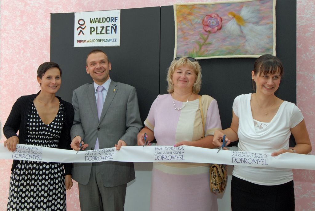 První škola v Plzeňském kraji s waldorfským výukovým systémem byla dnes (28.8.2014) slavnostně otevřena v Plzni. Waldorfská základní škola Dobromysl se nachází v bývalé školní budově v Husově ulici, kterou získala od města do výpůjčky. Waldorfská škola vychází z pedagogických zásad formulovaných rakouským filosofem, esoterikem a sociálním myslitelem Rudolfem Steinerem. Je organizována jako svobodná škola, která podporuje individuální nadání a kreativitu a snaží se zajistit všestranný rozvoj dítěte.