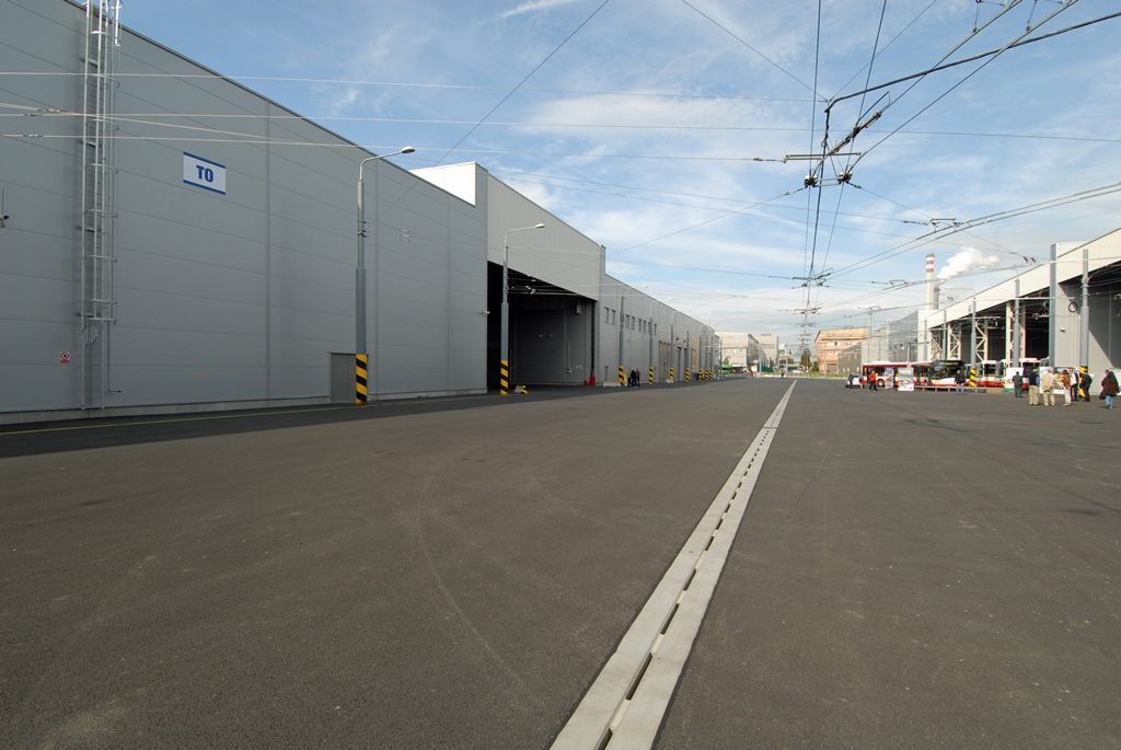 V areálu Škodovky na Karlově byla dnes (29.8.2014) s ročním předstihem zprovozněna nová technická základna Plzeňských městských dopravních podniků. Jedná se o jeden z největších projektů partnerství veřejného a soukromého sektoru v České republice. Nové depo postavené za dobu dvou let bude v současné době sloužit 112 autobusům a 86 trolejbusům.