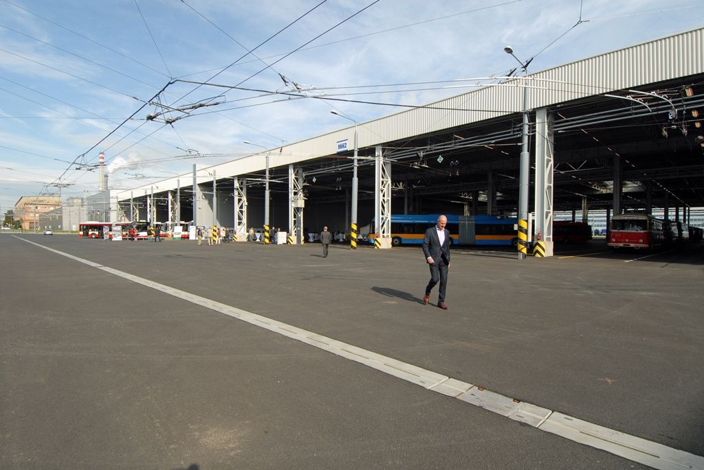 V areálu Škodovky na Karlově byla dnes (29.8.2014) s ročním předstihem zprovozněna nová technická základna Plzeňských městských dopravních podniků. Jedná se o jeden z největších projektů partnerství veřejného a soukromého sektoru v České republice. Nové depo postavené za dobu dvou let bude v současné době sloužit 112 autobusům a 86 trolejbusům.