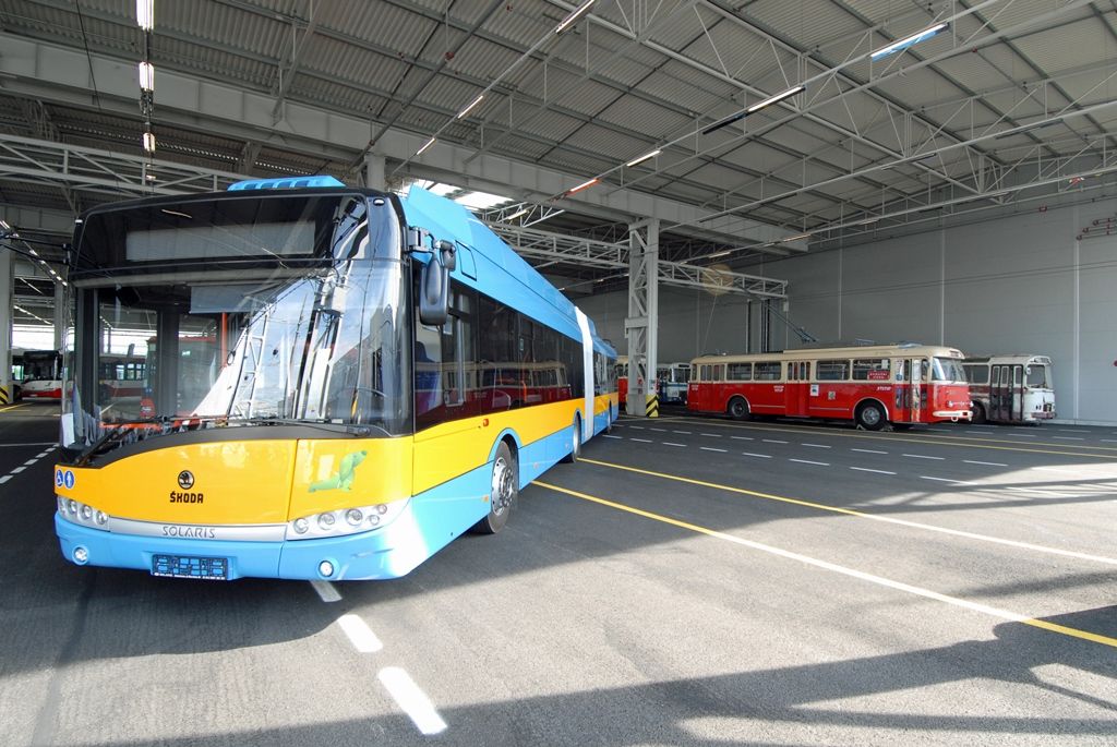 V areálu Škodovky na Karlově byla dnes (29.8.2014) s ročním předstihem zprovozněna nová technická základna Plzeňských městských dopravních podniků. Jedná se o jeden z největších projektů partnerství veřejného a soukromého sektoru v České republice. Nové depo postavené za dobu dvou let bude v současné době sloužit 112 autobusům a 86 trolejbusům.