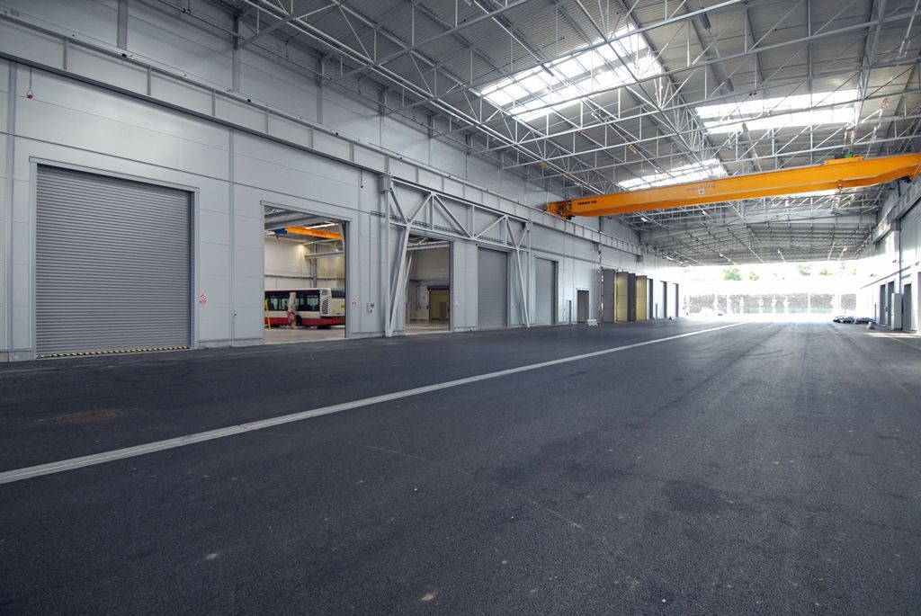 V areálu Škodovky na Karlově byla dnes (29.8.2014) s ročním předstihem zprovozněna nová technická základna Plzeňských městských dopravních podniků. Jedná se o jeden z největších projektů partnerství veřejného a soukromého sektoru v České republice. Nové depo postavené za dobu dvou let bude v současné době sloužit 112 autobusům a 86 trolejbusům.