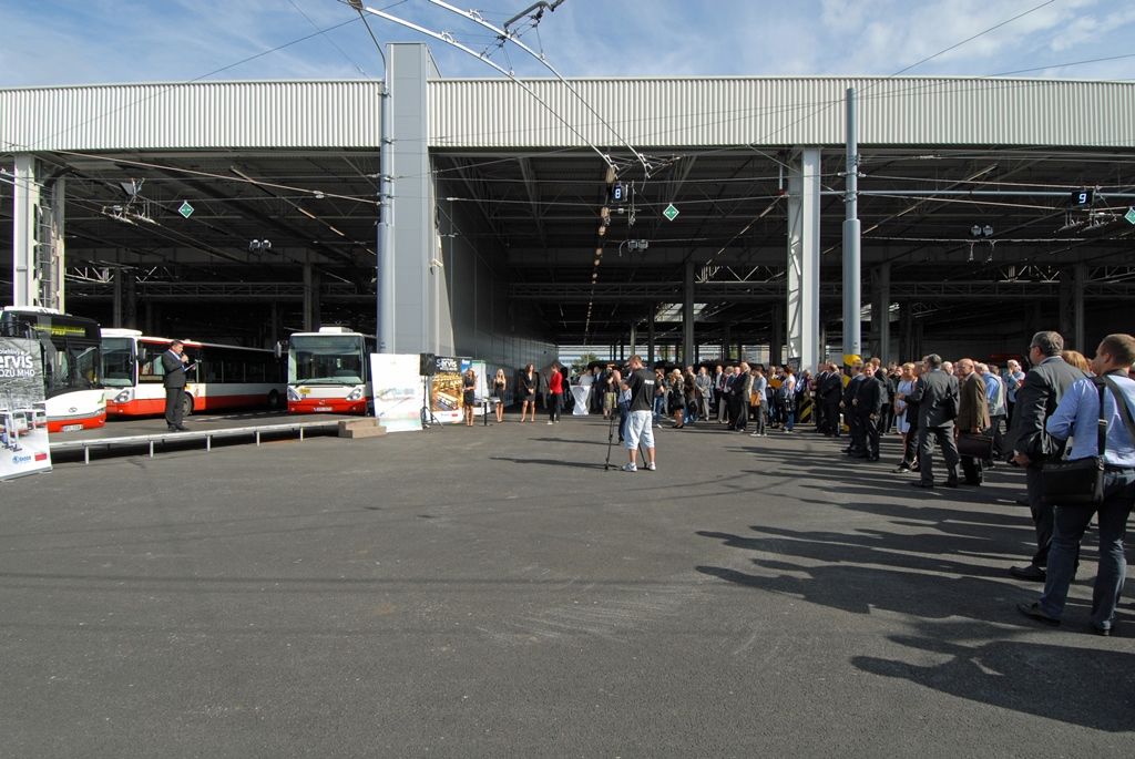 V areálu Škodovky na Karlově byla dnes (29.8.2014) s ročním předstihem zprovozněna nová technická základna Plzeňských městských dopravních podniků. Jedná se o jeden z největších projektů partnerství veřejného a soukromého sektoru v České republice. Nové depo postavené za dobu dvou let bude v současné době sloužit 112 autobusům a 86 trolejbusům.