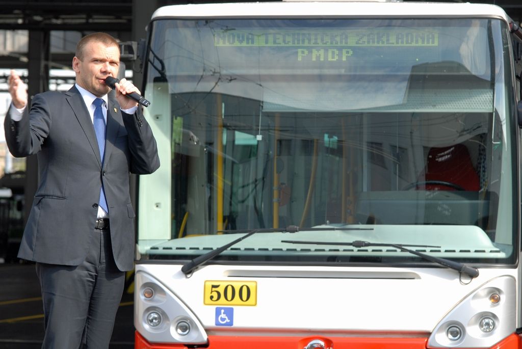 V areálu Škodovky na Karlově byla dnes (29.8.2014) s ročním předstihem zprovozněna nová technická základna Plzeňských městských dopravních podniků. Jedná se o jeden z největších projektů partnerství veřejného a soukromého sektoru v České republice. Nové depo postavené za dobu dvou let bude v současné době sloužit 112 autobusům a 86 trolejbusům.