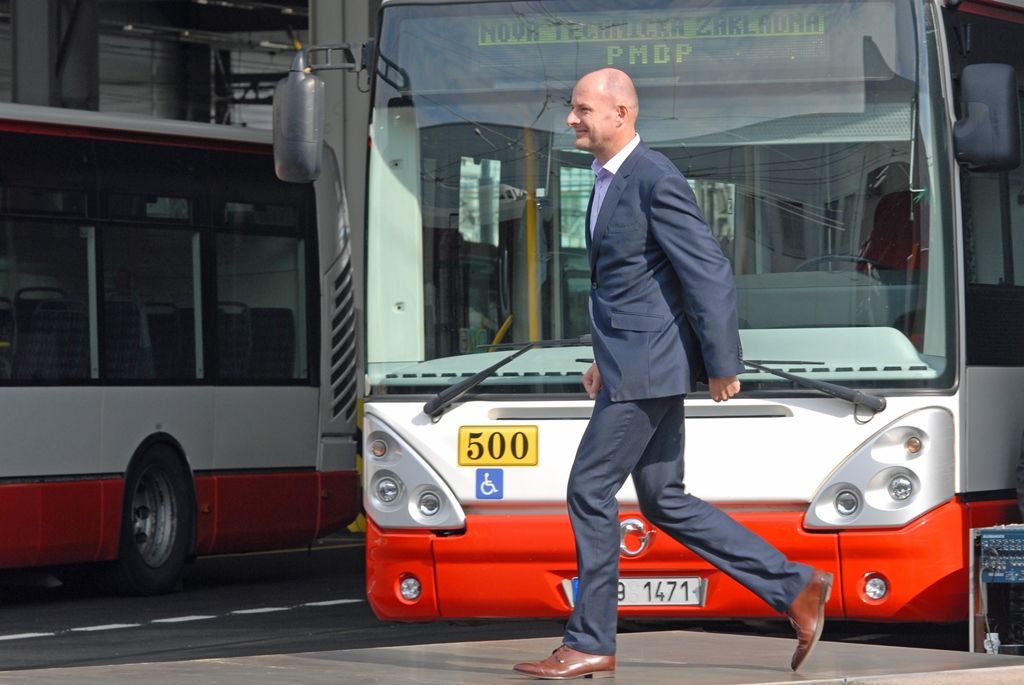 V areálu Škodovky na Karlově byla dnes (29.8.2014) s ročním předstihem zprovozněna nová technická základna Plzeňských městských dopravních podniků. Jedná se o jeden z největších projektů partnerství veřejného a soukromého sektoru v České republice. Nové depo postavené za dobu dvou let bude v současné době sloužit 112 autobusům a 86 trolejbusům.