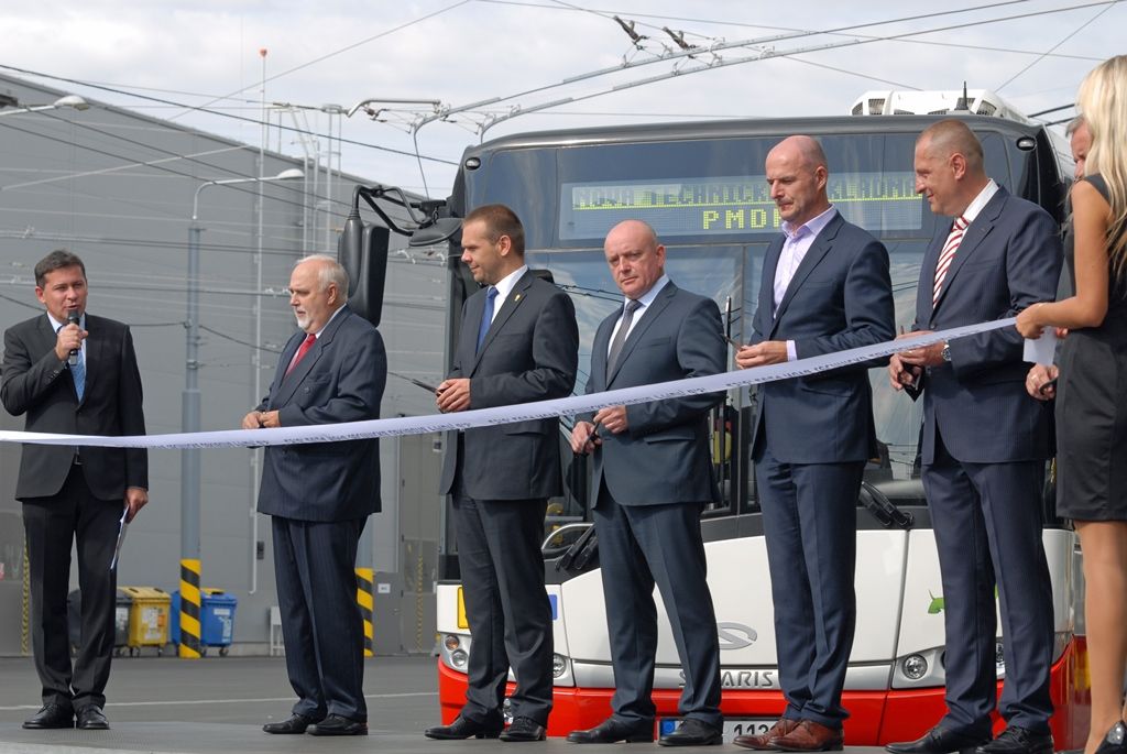 V areálu Škodovky na Karlově byla dnes (29.8.2014) s ročním předstihem zprovozněna nová technická základna Plzeňských městských dopravních podniků. Jedná se o jeden z největších projektů partnerství veřejného a soukromého sektoru v České republice. Nové depo postavené za dobu dvou let bude v současné době sloužit 112 autobusům a 86 trolejbusům.