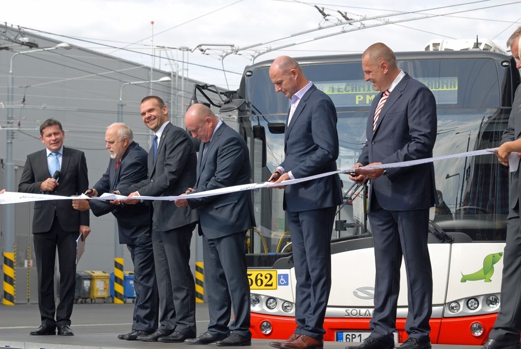 V areálu Škodovky na Karlově byla dnes (29.8.2014) s ročním předstihem zprovozněna nová technická základna Plzeňských městských dopravních podniků. Jedná se o jeden z největších projektů partnerství veřejného a soukromého sektoru v České republice. Nové depo postavené za dobu dvou let bude v současné době sloužit 112 autobusům a 86 trolejbusům.
