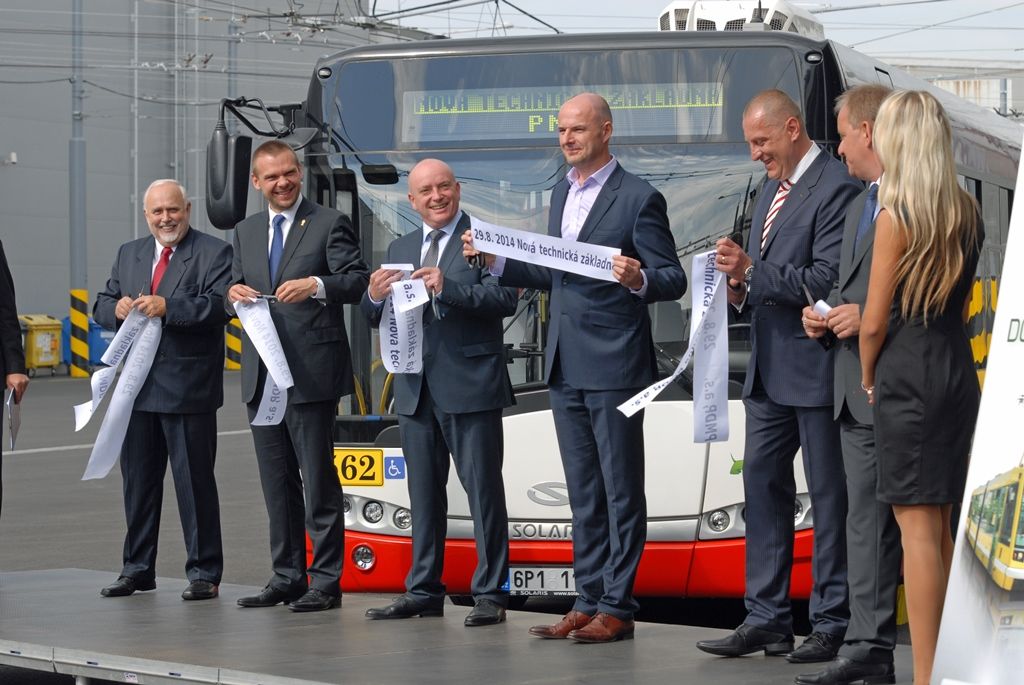V areálu Škodovky na Karlově byla dnes (29.8.2014) s ročním předstihem zprovozněna nová technická základna Plzeňských městských dopravních podniků. Jedná se o jeden z největších projektů partnerství veřejného a soukromého sektoru v České republice. Nové depo postavené za dobu dvou let bude v současné době sloužit 112 autobusům a 86 trolejbusům.