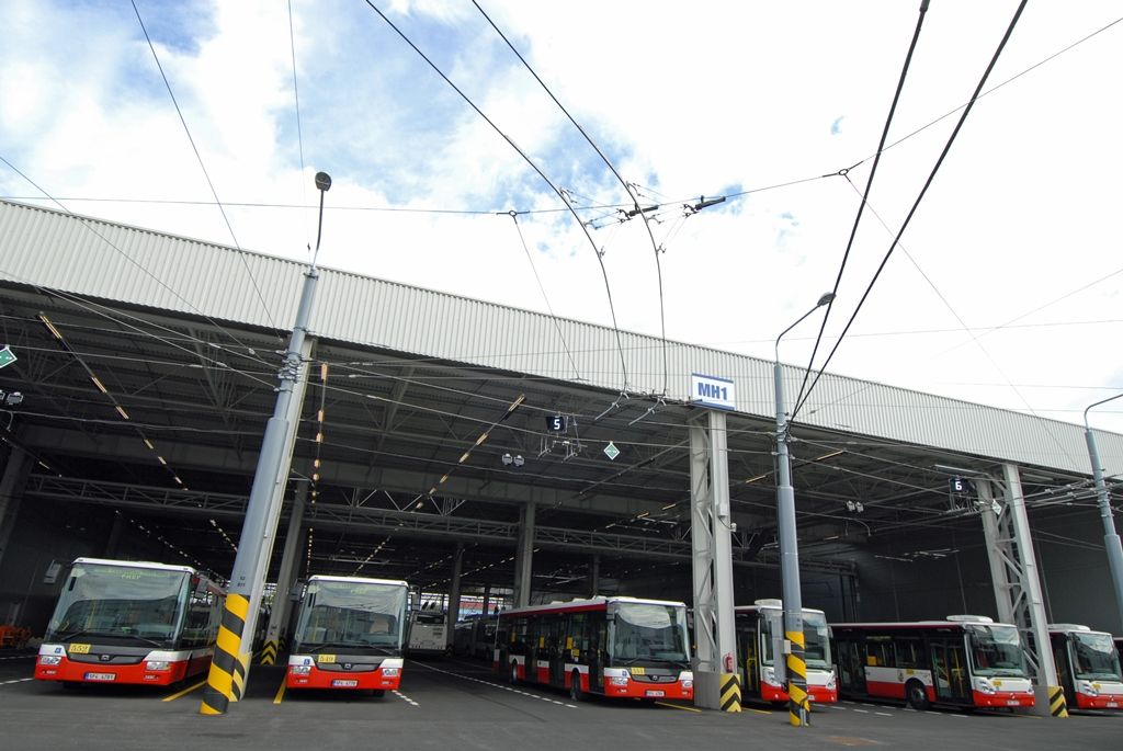 V areálu Škodovky na Karlově byla dnes (29.8.2014) s ročním předstihem zprovozněna nová technická základna Plzeňských městských dopravních podniků. Jedná se o jeden z největších projektů partnerství veřejného a soukromého sektoru v České republice. Nové depo postavené za dobu dvou let bude v současné době sloužit 112 autobusům a 86 trolejbusům.