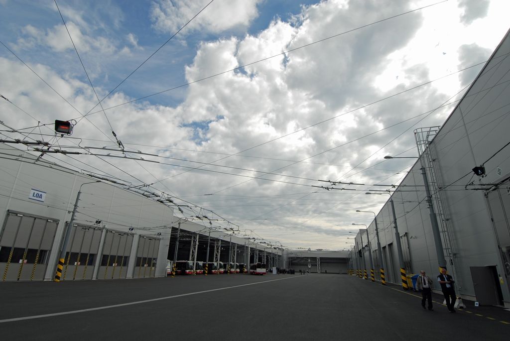 V areálu Škodovky na Karlově byla dnes (29.8.2014) s ročním předstihem zprovozněna nová technická základna Plzeňských městských dopravních podniků. Jedná se o jeden z největších projektů partnerství veřejného a soukromého sektoru v České republice. Nové depo postavené za dobu dvou let bude v současné době sloužit 112 autobusům a 86 trolejbusům.