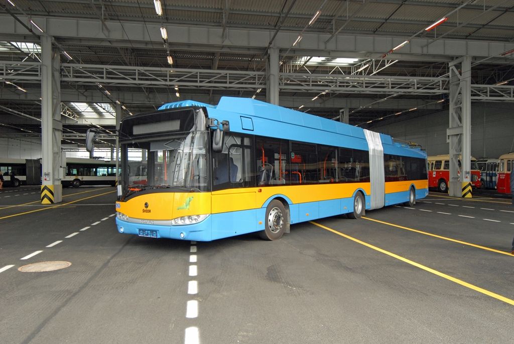 V areálu Škodovky na Karlově byla dnes (29.8.2014) s ročním předstihem zprovozněna nová technická základna Plzeňských městských dopravních podniků. Jedná se o jeden z největších projektů partnerství veřejného a soukromého sektoru v České republice. Nové depo postavené za dobu dvou let bude v současné době sloužit 112 autobusům a 86 trolejbusům.