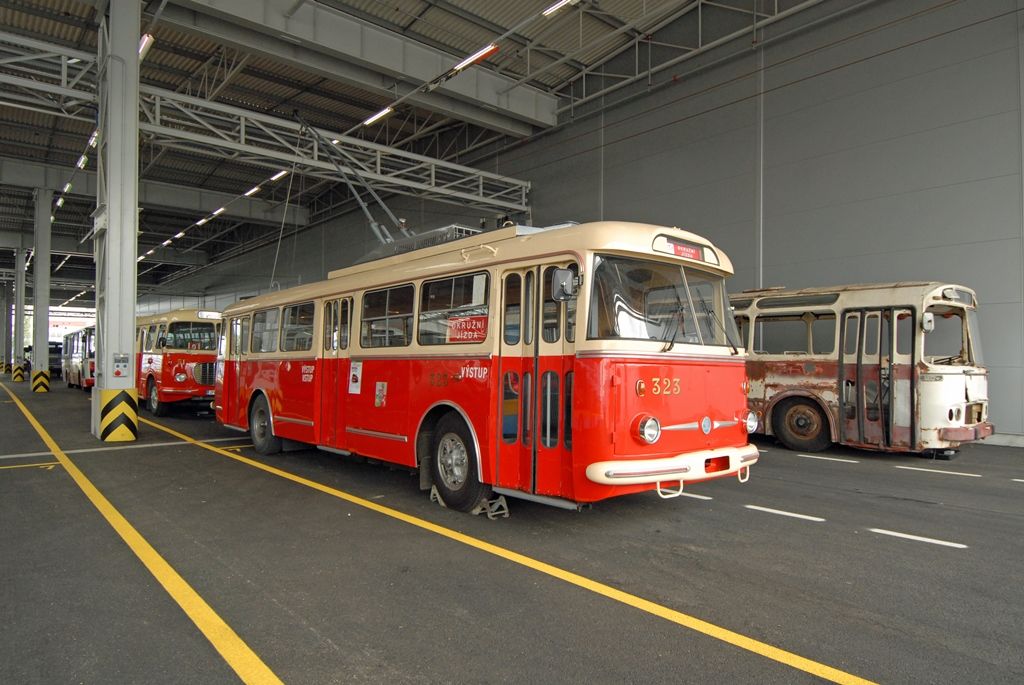 V areálu Škodovky na Karlově byla dnes (29.8.2014) s ročním předstihem zprovozněna nová technická základna Plzeňských městských dopravních podniků. Jedná se o jeden z největších projektů partnerství veřejného a soukromého sektoru v České republice. Nové depo postavené za dobu dvou let bude v současné době sloužit 112 autobusům a 86 trolejbusům.