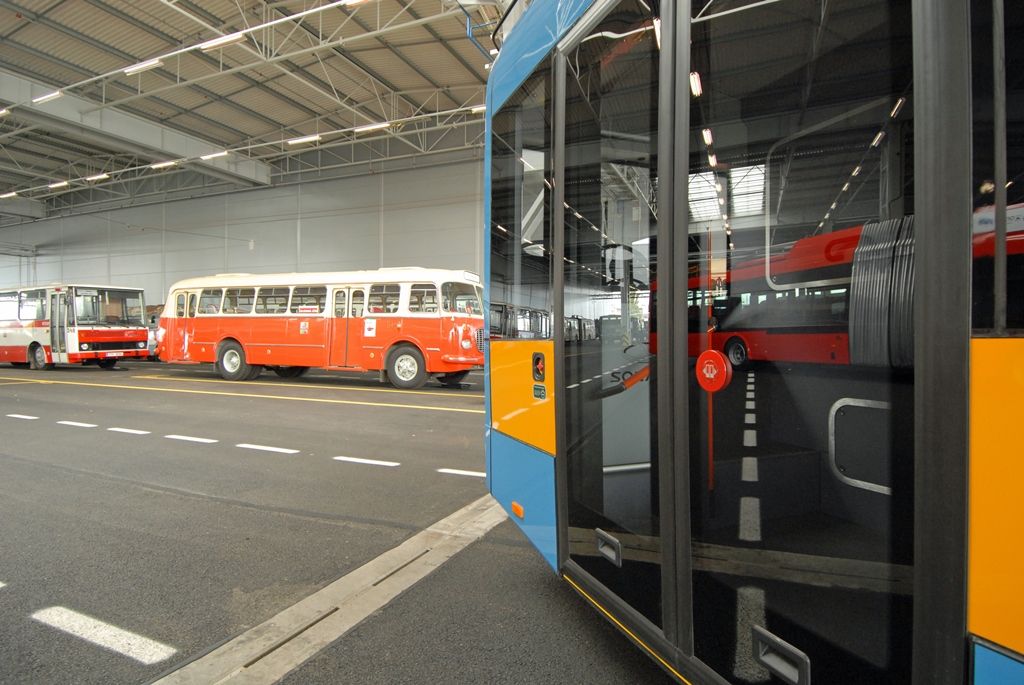 V areálu Škodovky na Karlově byla dnes (29.8.2014) s ročním předstihem zprovozněna nová technická základna Plzeňských městských dopravních podniků. Jedná se o jeden z největších projektů partnerství veřejného a soukromého sektoru v České republice. Nové depo postavené za dobu dvou let bude v současné době sloužit 112 autobusům a 86 trolejbusům.