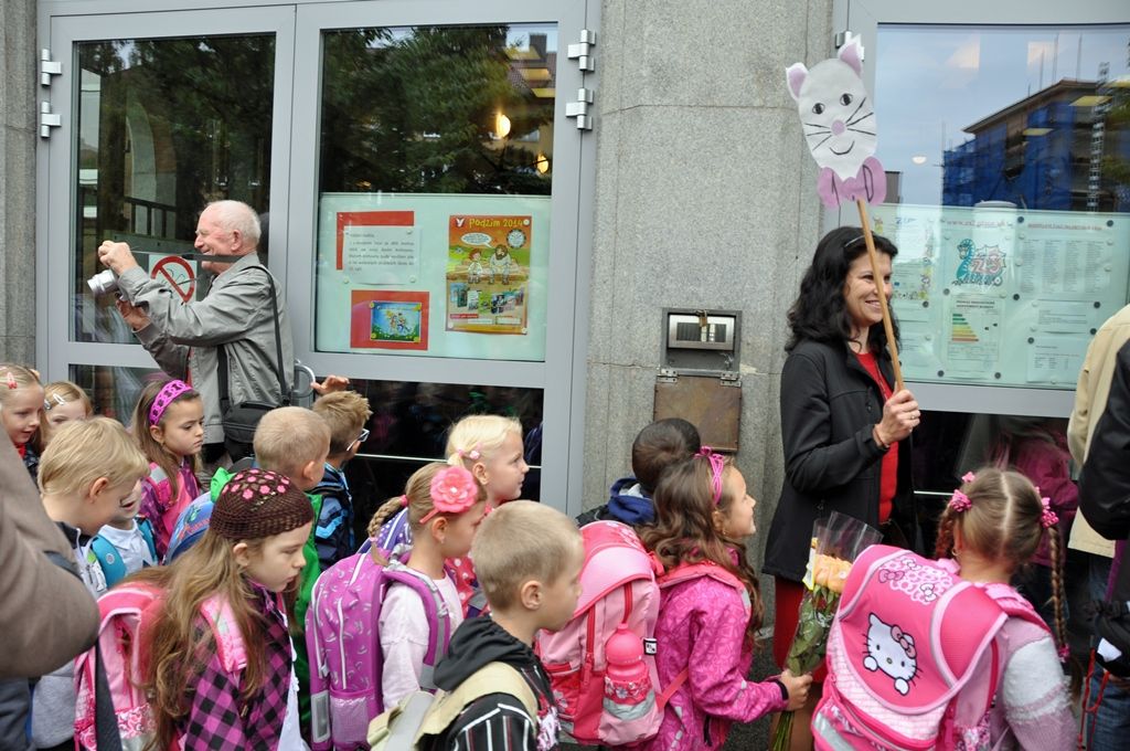 Po dvou měsících prázdnin se dnes otevřely dveře všech plzeňských základních škol, aby přivítaly své žáky v novém školním roce. Slavnostní okamžik to byl především pro ty, kteří se do školy vydali poprvé. Na 2. základní škole ve Schwarzově ulici je přišel osobně přivítat primátor Martin Baxa, na Masarykově základní škole radní pro oblast školství, mládeže, sportu a životního prostředí Irena Rottová a ekonomický náměstek Martin Zrzavecký zahájil školní rok na 14. základní škole v Zábělské ulici. Dětem popřáli krásný začátek školního roku, mnoho úspěchů, zvládnutí všech úkolů, a aby byli úspěšní ve svém snažení. (foto: 1.9.2014)