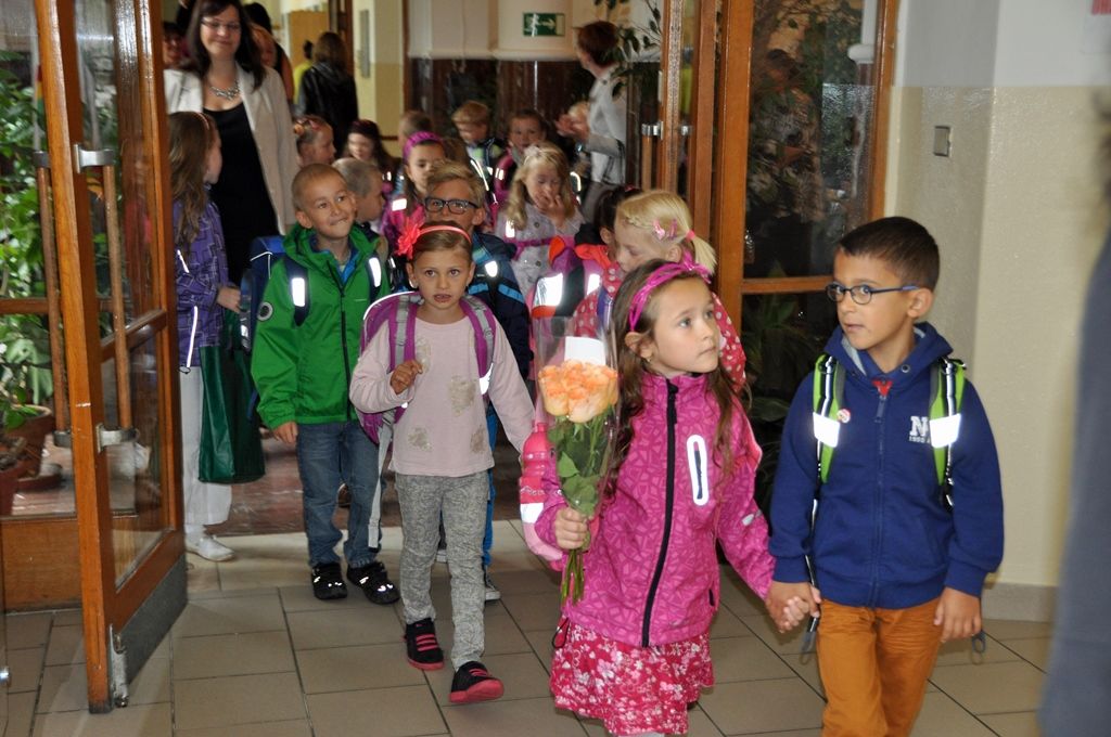Po dvou měsících prázdnin se dnes otevřely dveře všech plzeňských základních škol, aby přivítaly své žáky v novém školním roce. Slavnostní okamžik to byl především pro ty, kteří se do školy vydali poprvé. Na 2. základní škole ve Schwarzově ulici je přišel osobně přivítat primátor Martin Baxa, na Masarykově základní škole radní pro oblast školství, mládeže, sportu a životního prostředí Irena Rottová a ekonomický náměstek Martin Zrzavecký zahájil školní rok na 14. základní škole v Zábělské ulici. Dětem popřáli krásný začátek školního roku, mnoho úspěchů, zvládnutí všech úkolů, a aby byli úspěšní ve svém snažení. (foto: 1.9.2014)