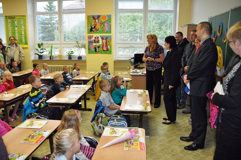Po dvou měsících prázdnin se dnes otevřely dveře všech plzeňských základních škol, aby přivítaly své žáky v novém školním roce. Slavnostní okamžik to byl především pro ty, kteří se do školy vydali poprvé. Na 2. základní škole ve Schwarzově ulici je přišel osobně přivítat primátor Martin Baxa, na Masarykově základní škole radní pro oblast školství, mládeže, sportu a životního prostředí Irena Rottová a ekonomický náměstek Martin Zrzavecký zahájil školní rok na 14. základní škole v Zábělské ulici. Dětem popřáli krásný začátek školního roku, mnoho úspěchů, zvládnutí všech úkolů, a aby byli úspěšní ve svém snažení. (foto: 1.9.2014)