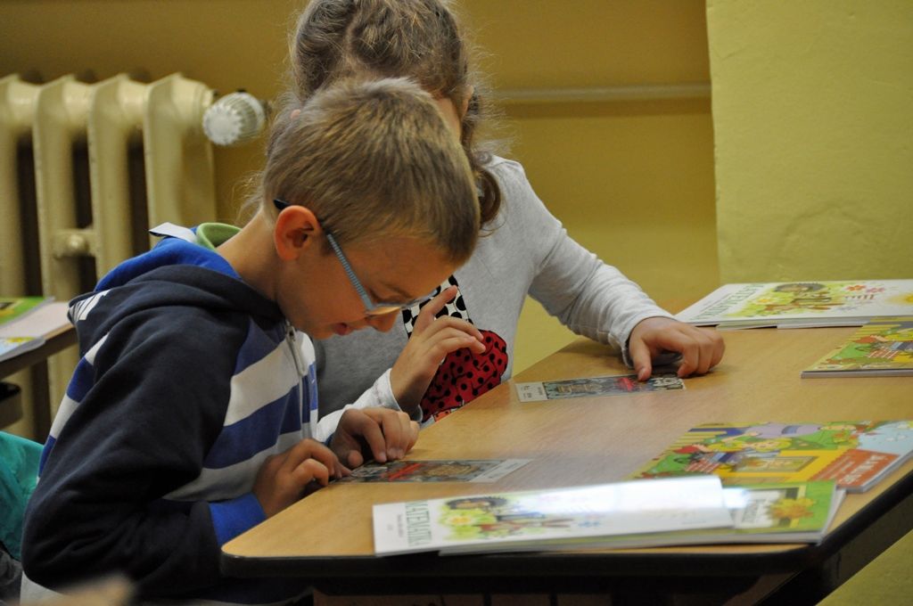 Po dvou měsících prázdnin se dnes otevřely dveře všech plzeňských základních škol, aby přivítaly své žáky v novém školním roce. Slavnostní okamžik to byl především pro ty, kteří se do školy vydali poprvé. Na 2. základní škole ve Schwarzově ulici je přišel osobně přivítat primátor Martin Baxa, na Masarykově základní škole radní pro oblast školství, mládeže, sportu a životního prostředí Irena Rottová a ekonomický náměstek Martin Zrzavecký zahájil školní rok na 14. základní škole v Zábělské ulici. Dětem popřáli krásný začátek školního roku, mnoho úspěchů, zvládnutí všech úkolů, a aby byli úspěšní ve svém snažení. (foto: 1.9.2014)