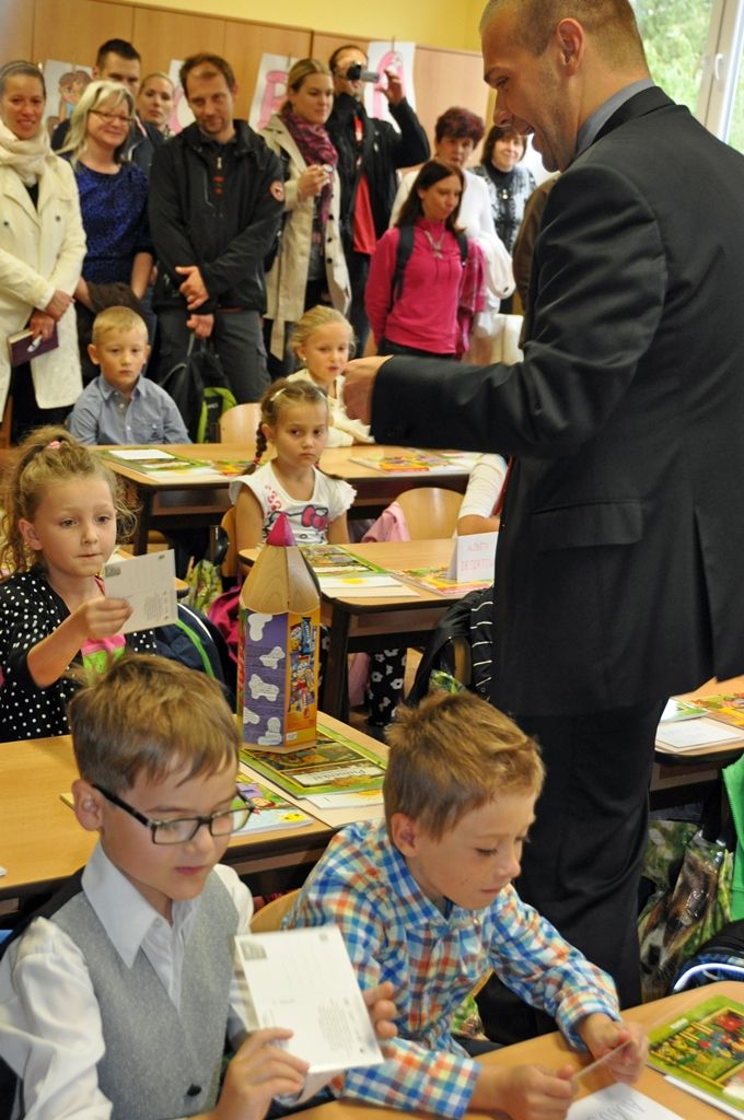 Po dvou měsících prázdnin se dnes otevřely dveře všech plzeňských základních škol, aby přivítaly své žáky v novém školním roce. Slavnostní okamžik to byl především pro ty, kteří se do školy vydali poprvé. Na 2. základní škole ve Schwarzově ulici je přišel osobně přivítat primátor Martin Baxa, na Masarykově základní škole radní pro oblast školství, mládeže, sportu a životního prostředí Irena Rottová a ekonomický náměstek Martin Zrzavecký zahájil školní rok na 14. základní škole v Zábělské ulici. Dětem popřáli krásný začátek školního roku, mnoho úspěchů, zvládnutí všech úkolů, a aby byli úspěšní ve svém snažení. (foto: 1.9.2014)