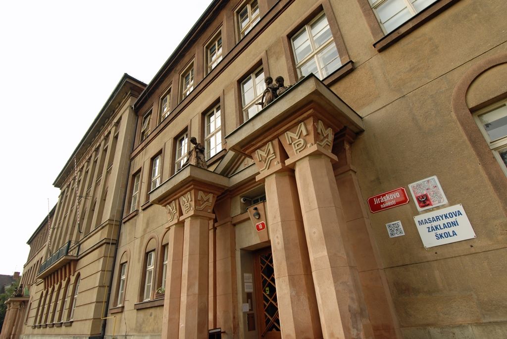Po dvou měsících prázdnin se dnes otevřely dveře všech plzeňských základních škol, aby přivítaly své žáky v novém školním roce. Slavnostní okamžik to byl především pro ty, kteří se do školy vydali poprvé. Na 2. základní škole ve Schwarzově ulici je přišel osobně přivítat primátor Martin Baxa, na Masarykově základní škole radní pro oblast školství, mládeže, sportu a životního prostředí Irena Rottová a ekonomický náměstek Martin Zrzavecký zahájil školní rok na 14. základní škole v Zábělské ulici. Dětem popřáli krásný začátek školního roku, mnoho úspěchů, zvládnutí všech úkolů, a aby byli úspěšní ve svém snažení. (foto: 1.9.2014)