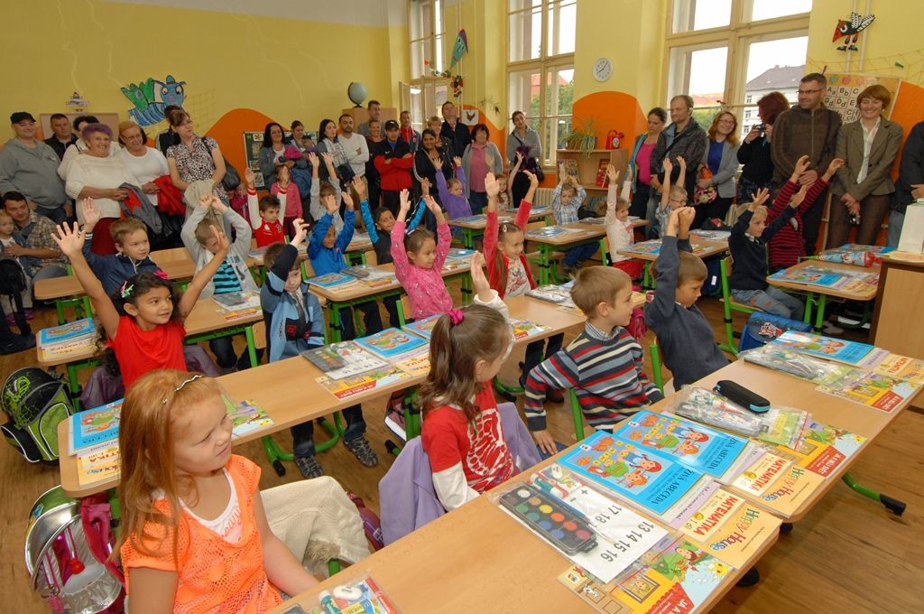 Po dvou měsících prázdnin se dnes otevřely dveře všech plzeňských základních škol, aby přivítaly své žáky v novém školním roce. Slavnostní okamžik to byl především pro ty, kteří se do školy vydali poprvé. Na 2. základní škole ve Schwarzově ulici je přišel osobně přivítat primátor Martin Baxa, na Masarykově základní škole radní pro oblast školství, mládeže, sportu a životního prostředí Irena Rottová a ekonomický náměstek Martin Zrzavecký zahájil školní rok na 14. základní škole v Zábělské ulici. Dětem popřáli krásný začátek školního roku, mnoho úspěchů, zvládnutí všech úkolů, a aby byli úspěšní ve svém snažení. (foto: 1.9.2014)