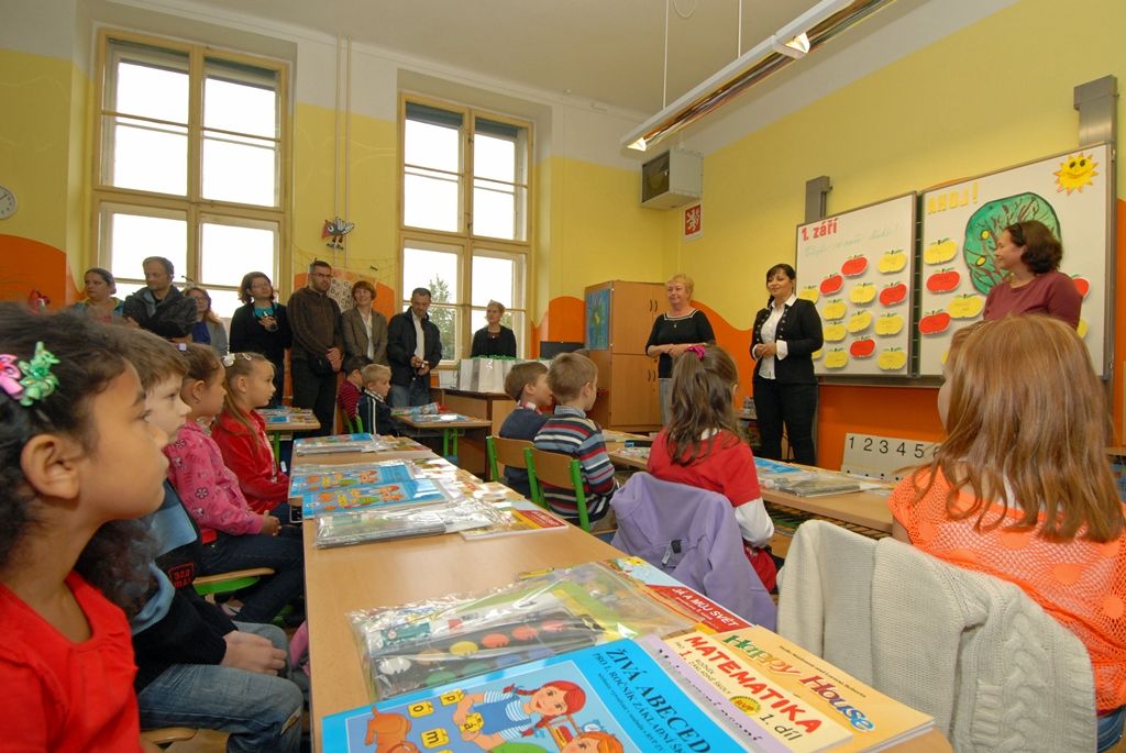 Po dvou měsících prázdnin se dnes otevřely dveře všech plzeňských základních škol, aby přivítaly své žáky v novém školním roce. Slavnostní okamžik to byl především pro ty, kteří se do školy vydali poprvé. Na 2. základní škole ve Schwarzově ulici je přišel osobně přivítat primátor Martin Baxa, na Masarykově základní škole radní pro oblast školství, mládeže, sportu a životního prostředí Irena Rottová a ekonomický náměstek Martin Zrzavecký zahájil školní rok na 14. základní škole v Zábělské ulici. Dětem popřáli krásný začátek školního roku, mnoho úspěchů, zvládnutí všech úkolů, a aby byli úspěšní ve svém snažení. (foto: 1.9.2014)