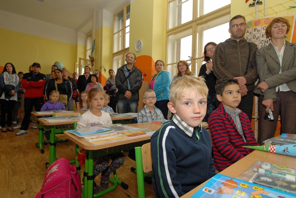 Po dvou měsících prázdnin se dnes otevřely dveře všech plzeňských základních škol, aby přivítaly své žáky v novém školním roce. Slavnostní okamžik to byl především pro ty, kteří se do školy vydali poprvé. Na 2. základní škole ve Schwarzově ulici je přišel osobně přivítat primátor Martin Baxa, na Masarykově základní škole radní pro oblast školství, mládeže, sportu a životního prostředí Irena Rottová a ekonomický náměstek Martin Zrzavecký zahájil školní rok na 14. základní škole v Zábělské ulici. Dětem popřáli krásný začátek školního roku, mnoho úspěchů, zvládnutí všech úkolů, a aby byli úspěšní ve svém snažení. (foto: 1.9.2014)