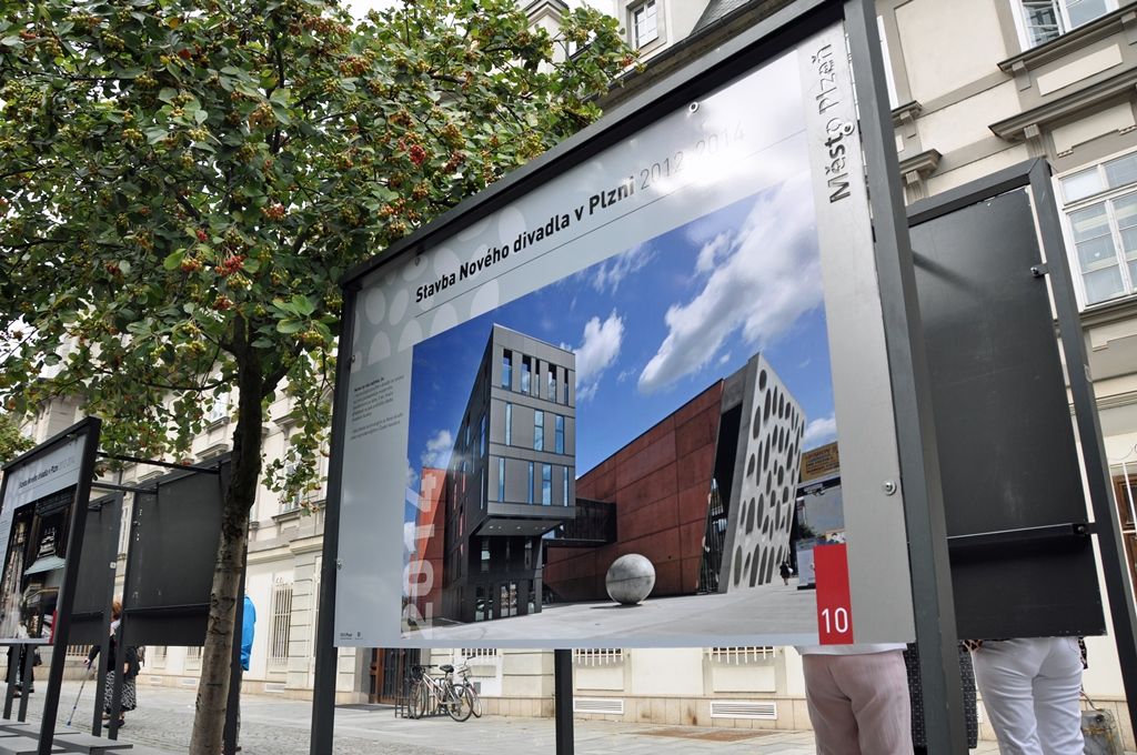 Výstavu s názvem Stavba Nového divadla a historie divadelních budov v Plzni mohou obyvatelé a návštěvníci města zhlédnout ve Smetanových sadech. Uspořádána byla k jedinečné příležitosti, otevření budovy Nového divadla. (foto: E. Kriegerová, 1.9.2014)