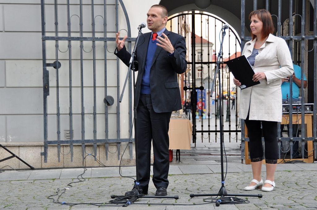 Výstavu s názvem Stavba Nového divadla a historie divadelních budov v Plzni mohou obyvatelé a návštěvníci města zhlédnout ve Smetanových sadech. Uspořádána byla k jedinečné příležitosti, otevření budovy Nového divadla. (foto: E. Kriegerová, 1.9.2014)