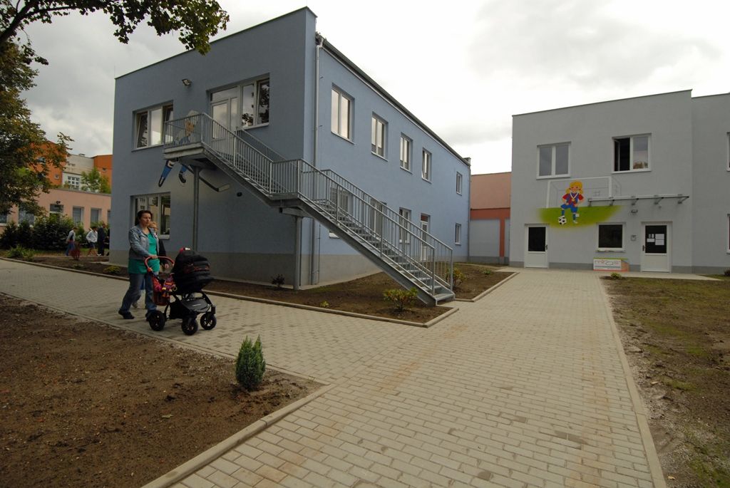 Dva nové pavilony se čtyřmi třídami pro 104 dětí začaly 1. září fungovat v areálu 54. mateřské školy ve Staniční ulici na Doubravce. Nová místa pokryla poptávku pro umístění dětí v mateřské škole z obvodu, navíc část kapacity využily i jiné městské části. Celkem má 54. mateřská škola osm tříd pro 208 žáků. Je sportovně zaměřená. Děti tady cvičí, hrají míčové a orientační hry, celoročně chodí plavat a bruslit. V porovnání s běžnou mateřskou školou tu mají děti až o 80 procent pohybu víc. Protože nad mateřskou školou převzali patronát plzeňští hokejoví indiáni, jsou nové pavilony postaveny v modrobílé barvě jako dresy hokejového klubu. Slavnostního otevření přístavby mateřské školy se za město zúčastnil ekonomický náměstek Martin Zrzavecký. (foto: 1.9.2014)