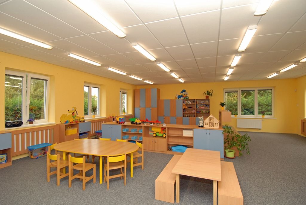 Dva nové pavilony se čtyřmi třídami pro 104 dětí začaly 1. září fungovat v areálu 54. mateřské školy ve Staniční ulici na Doubravce. Nová místa pokryla poptávku pro umístění dětí v mateřské škole z obvodu, navíc část kapacity využily i jiné městské části. Celkem má 54. mateřská škola osm tříd pro 208 žáků. Je sportovně zaměřená. Děti tady cvičí, hrají míčové a orientační hry, celoročně chodí plavat a bruslit. V porovnání s běžnou mateřskou školou tu mají děti až o 80 procent pohybu víc. Protože nad mateřskou školou převzali patronát plzeňští hokejoví indiáni, jsou nové pavilony postaveny v modrobílé barvě jako dresy hokejového klubu. Slavnostního otevření přístavby mateřské školy se za město zúčastnil ekonomický náměstek Martin Zrzavecký. (foto: 1.9.2014)
