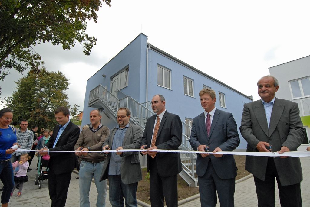 Dva nové pavilony se čtyřmi třídami pro 104 dětí začaly 1. září fungovat v areálu 54. mateřské školy ve Staniční ulici na Doubravce. Nová místa pokryla poptávku pro umístění dětí v mateřské škole z obvodu, navíc část kapacity využily i jiné městské části. Celkem má 54. mateřská škola osm tříd pro 208 žáků. Je sportovně zaměřená. Děti tady cvičí, hrají míčové a orientační hry, celoročně chodí plavat a bruslit. V porovnání s běžnou mateřskou školou tu mají děti až o 80 procent pohybu víc. Protože nad mateřskou školou převzali patronát plzeňští hokejoví indiáni, jsou nové pavilony postaveny v modrobílé barvě jako dresy hokejového klubu. Slavnostního otevření přístavby mateřské školy se za město zúčastnil ekonomický náměstek Martin Zrzavecký. (foto: 1.9.2014)
