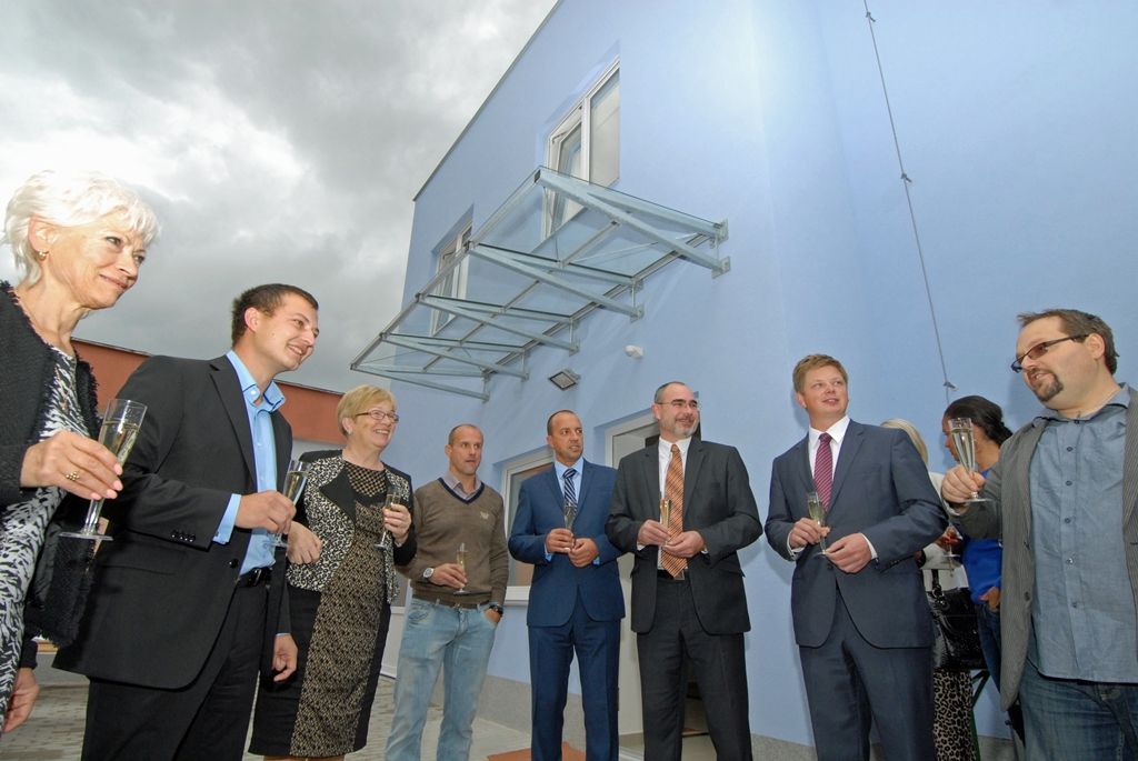 Dva nové pavilony se čtyřmi třídami pro 104 dětí začaly 1. září fungovat v areálu 54. mateřské školy ve Staniční ulici na Doubravce. Nová místa pokryla poptávku pro umístění dětí v mateřské škole z obvodu, navíc část kapacity využily i jiné městské části. Celkem má 54. mateřská škola osm tříd pro 208 žáků. Je sportovně zaměřená. Děti tady cvičí, hrají míčové a orientační hry, celoročně chodí plavat a bruslit. V porovnání s běžnou mateřskou školou tu mají děti až o 80 procent pohybu víc. Protože nad mateřskou školou převzali patronát plzeňští hokejoví indiáni, jsou nové pavilony postaveny v modrobílé barvě jako dresy hokejového klubu. Slavnostního otevření přístavby mateřské školy se za město zúčastnil ekonomický náměstek Martin Zrzavecký. (foto: 1.9.2014)